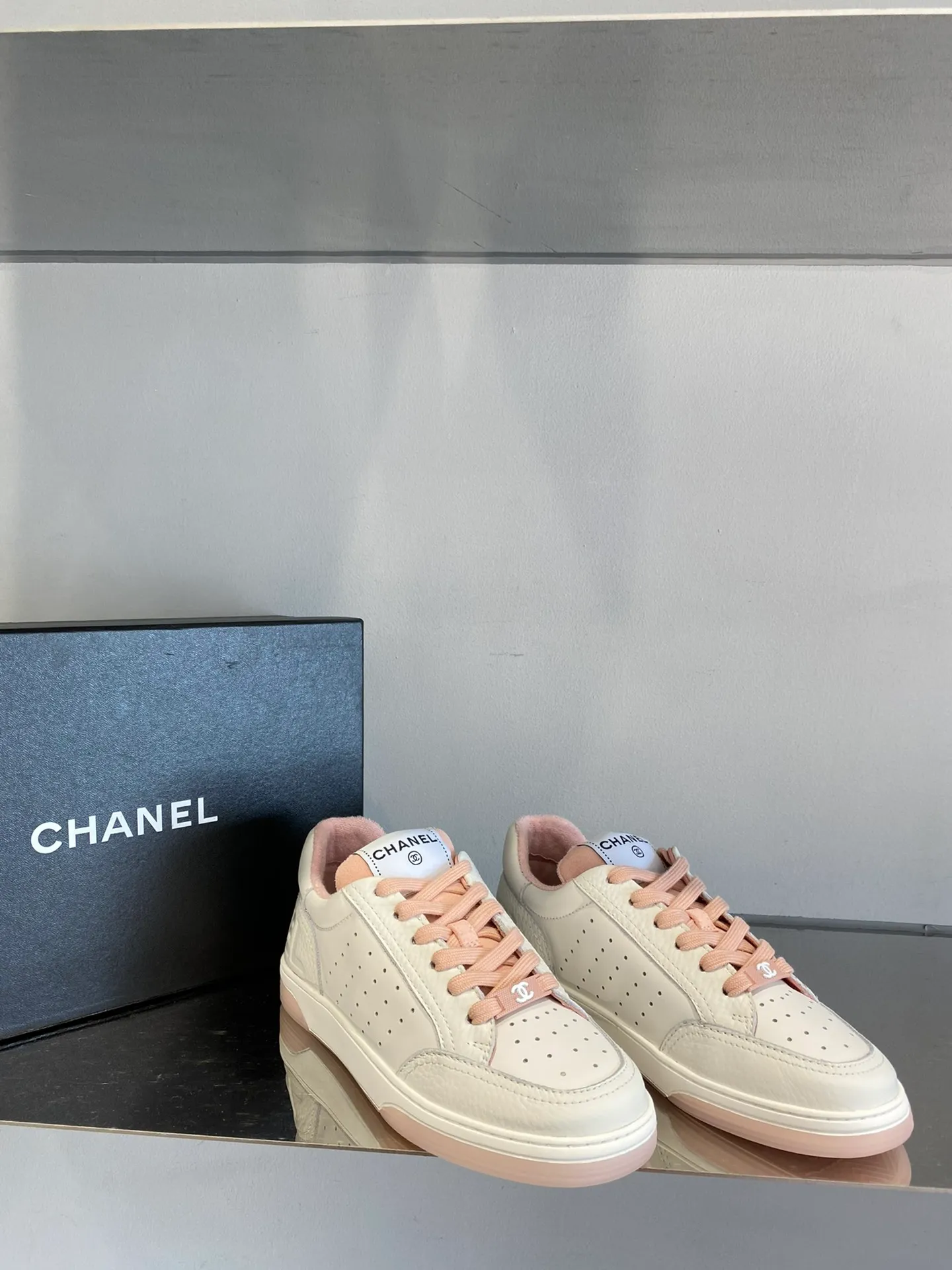 👟👟Ex-factory price 480👟👟Chanel22👟👟Ex-factory price panda shoes. The black, white, pink and blue colors all hit my heart! Definitely the best sneakers this year! Code number: 35-40